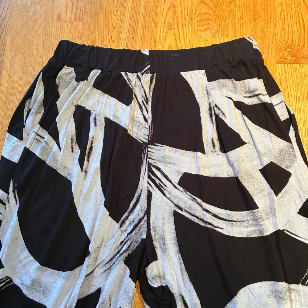 Stylish Black and White Cropped Pants - Picture 4 of 7